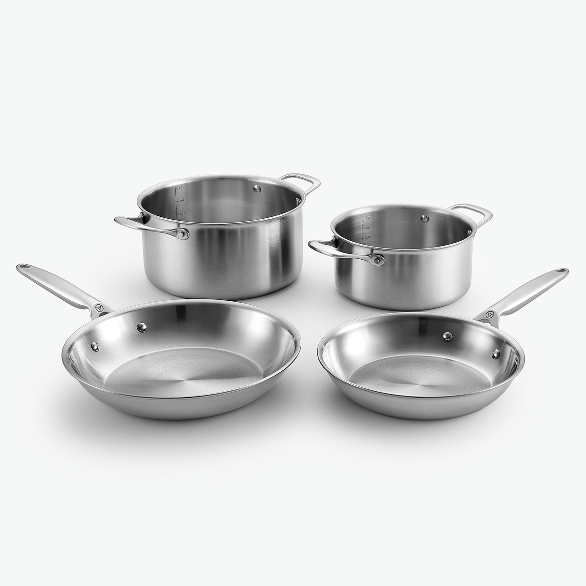 Essentials-set i 3-Ply rostfritt stål: två grytor och stekpannor Ø24 och Ø28 cm, utan lock, sett snett framifrån