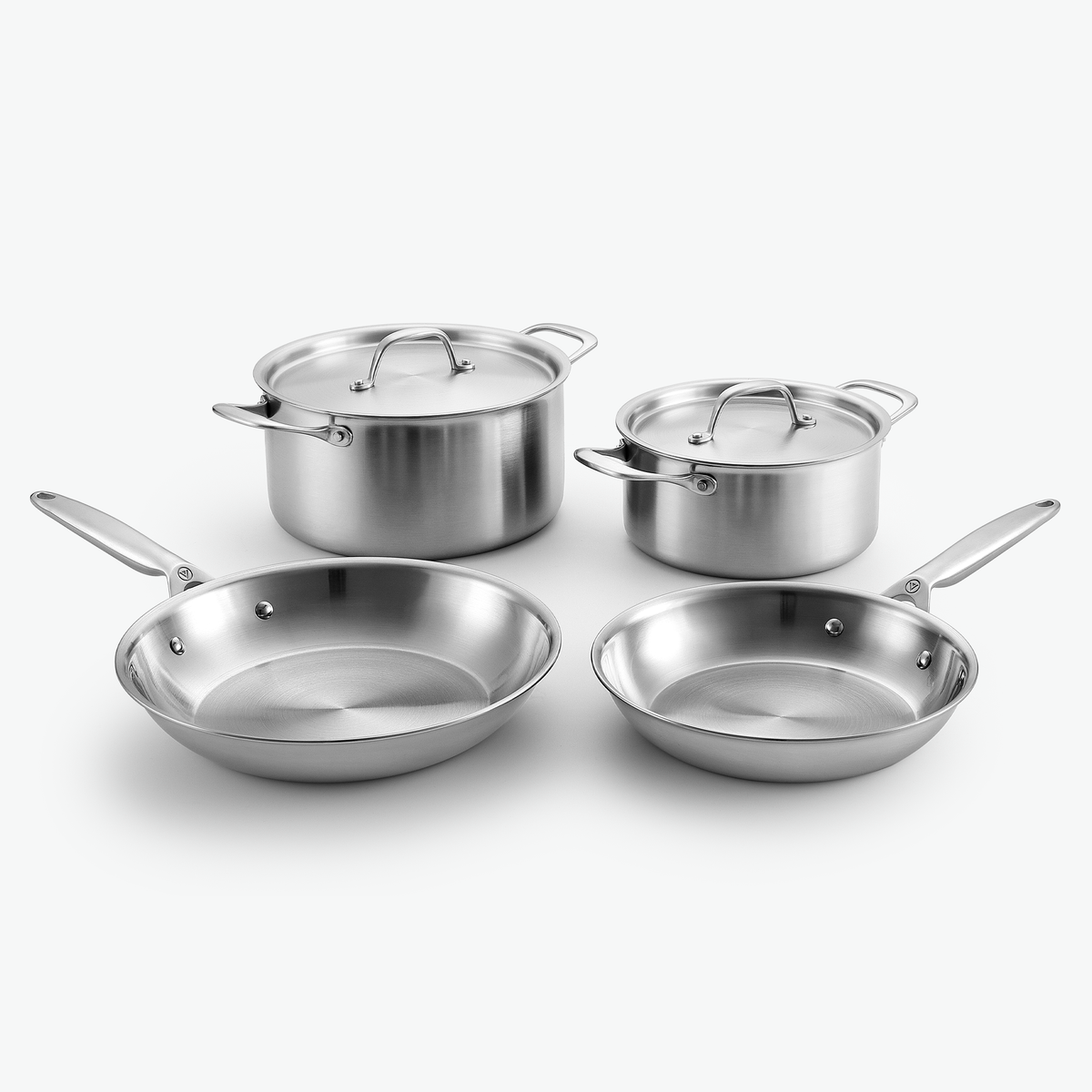 Essentials-set i 3-Ply rostfritt stål: två grytor och stekpannor Ø24 och Ø28 cm, med stållock, sett snett framifrån