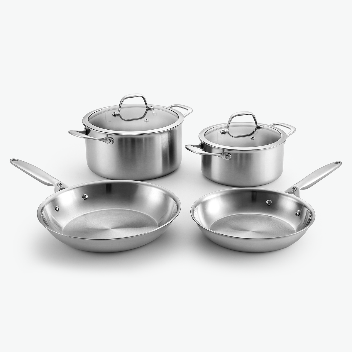 Essentials-set i 3-Ply rostfritt stål: två grytor och stekpannor Ø24 och Ø28 cm, med glaslock, sett snett framifrån