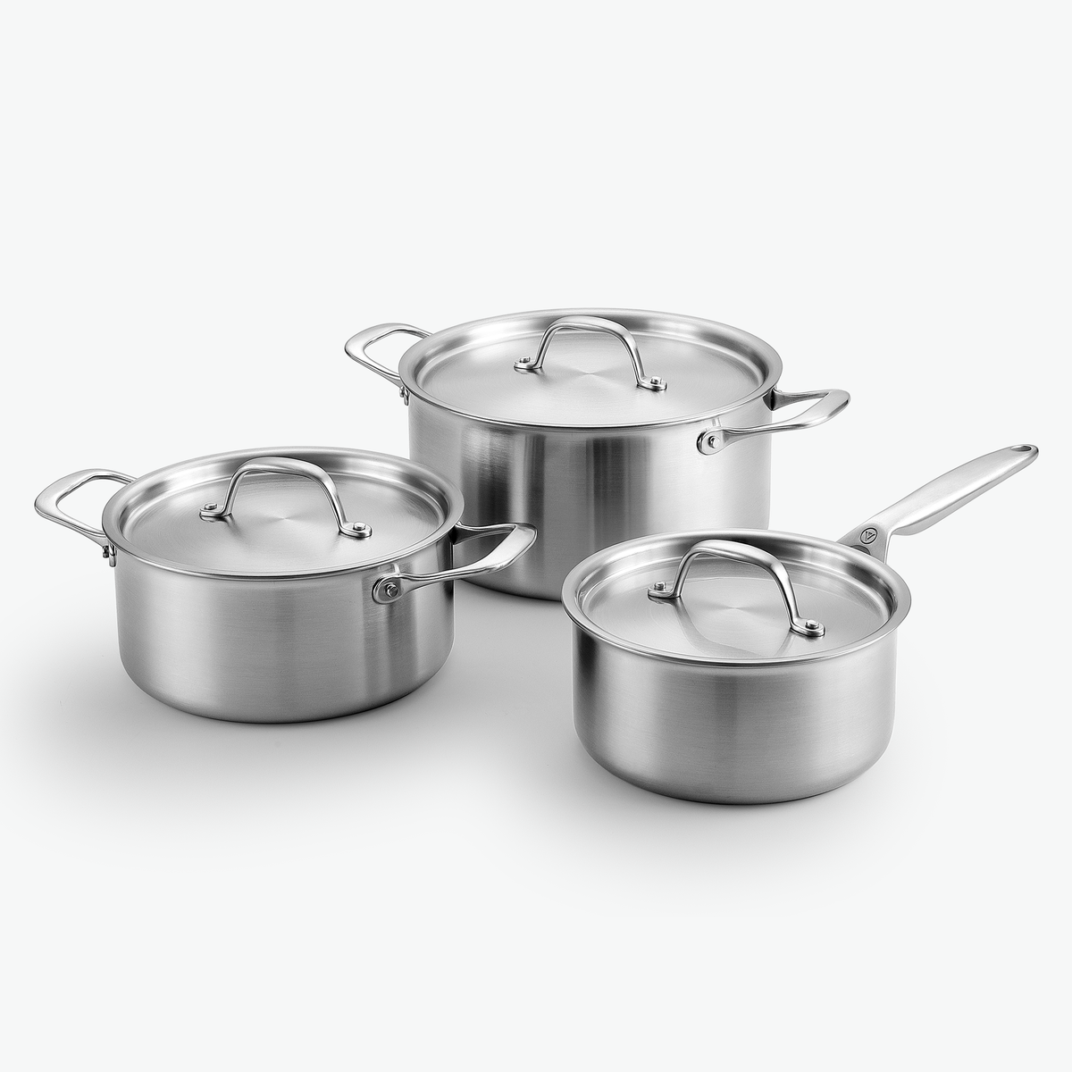 Gryta Trio i 3-Ply rostfritt stål: kastrull 2,2 l och grytor på 3 l och 5,6 l, med stållock, sett snett framifrån