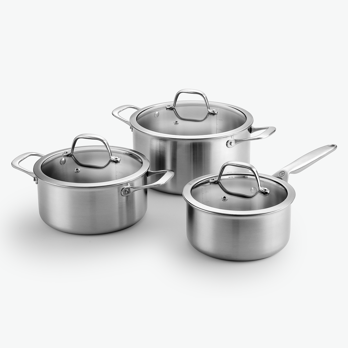 Gryta Trio i 3-Ply rostfritt stål: kastrull 2,2 l och grytor på 3 l och 5,6 l, med glaslock, sett snett framifrån
