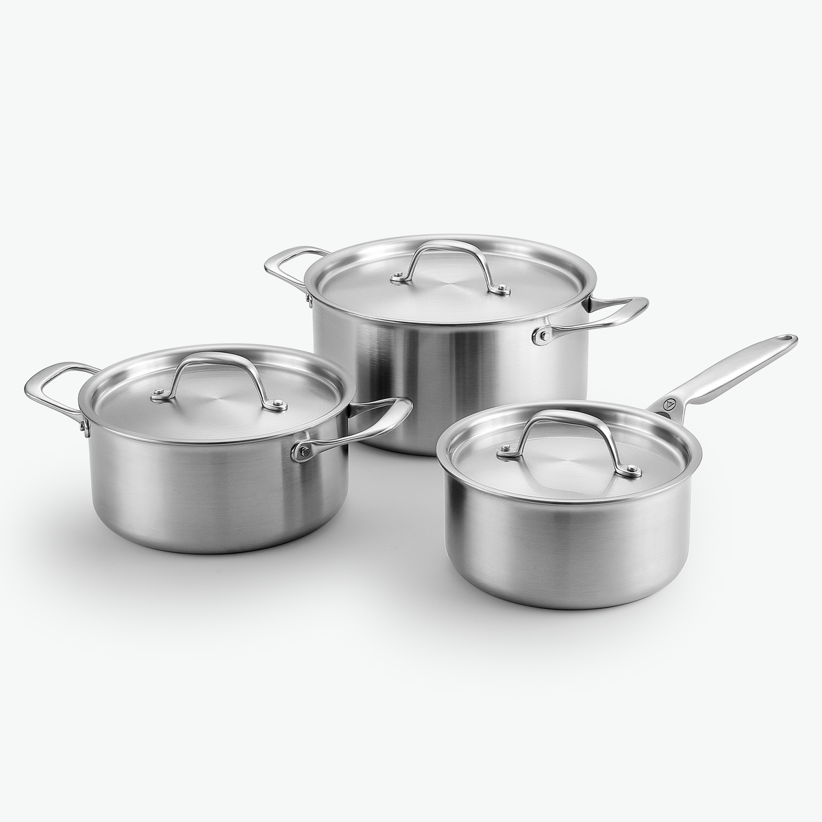 Gryta Trio i 3-Ply Hybrid: kastrull 2,2 l och grytor på 3 l och 5,6 l, med stållock, sett snett framifrån