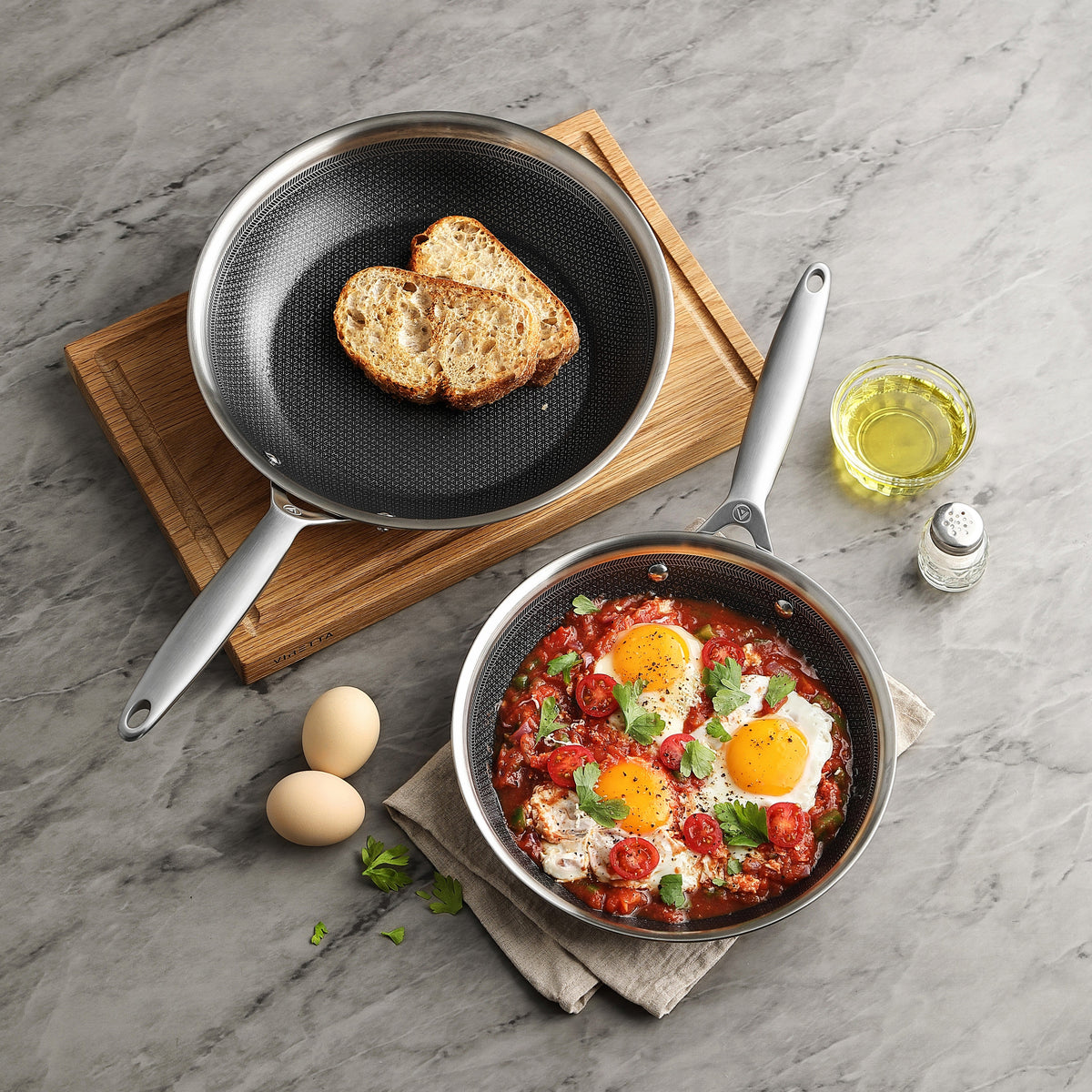 Rostat bröd och shakshuka i två stekpannor i 3-Ply Hybrid, sedda ovanifrån