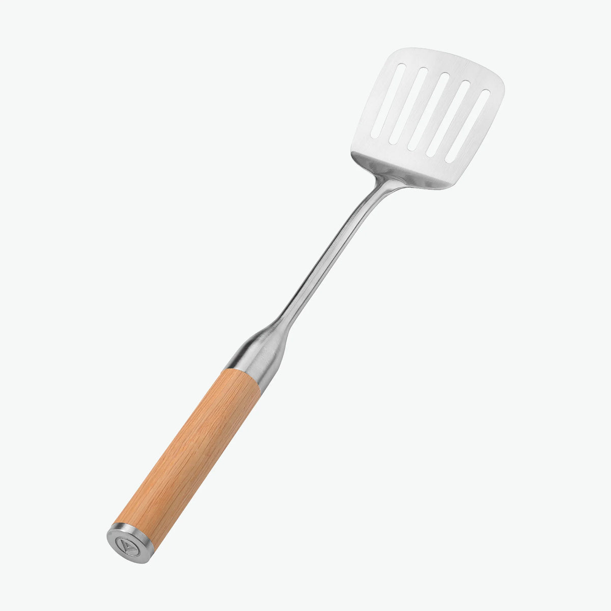 Stekspade med hål och handtag i ek, sedd snett