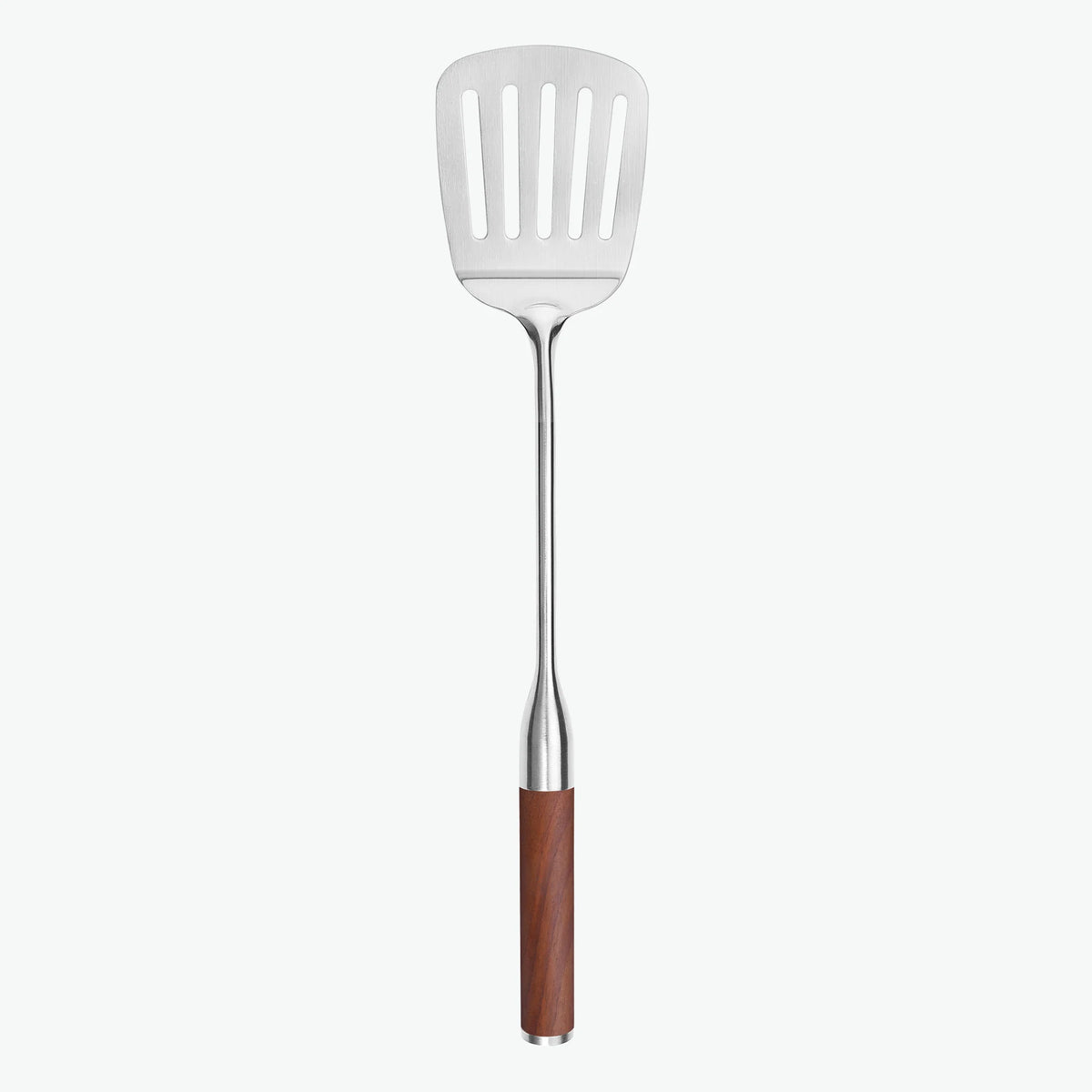 Stekspade med hål i rostfritt stål och handtag i valnöt, sedd framifrån