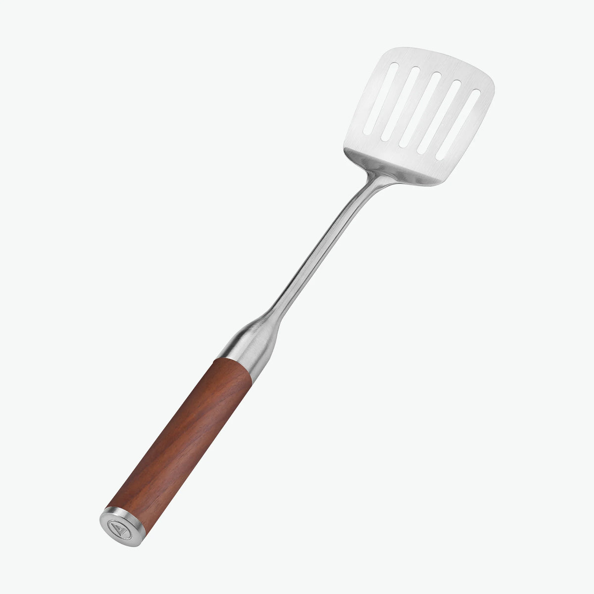 Stekspade med hål och handtag i valnöt, sedd snett