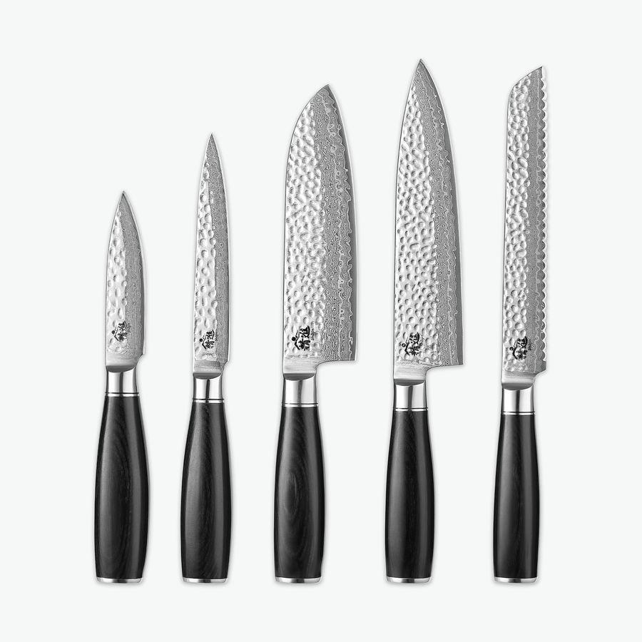 Shōjin Taru knivset – Kock: skalkniv, universalkniv, santokukniv, kockkniv och brödkniv mot ljus bakgrund