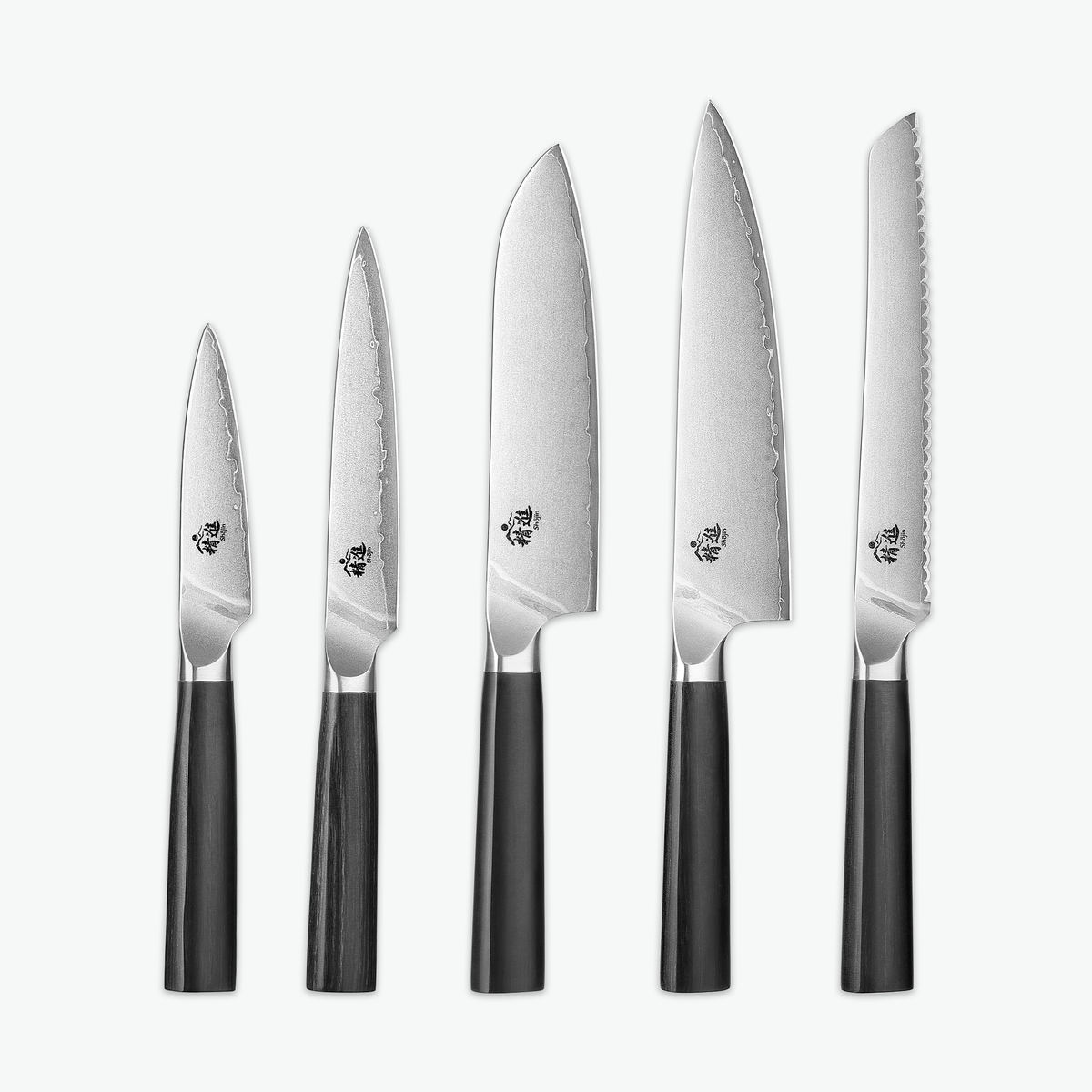Shōjin Aira knivset – Kock: skalkniv, universalkniv, santokukniv, kockkniv och brödkniv mot ljus bakgrund