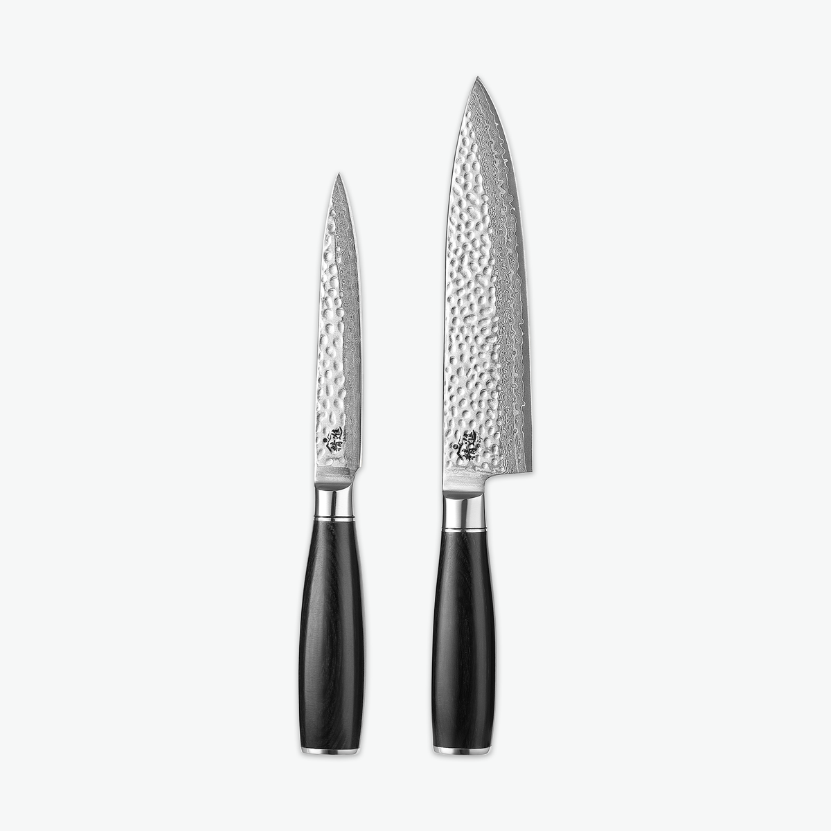 Shōjin Taru knivset – Duo: universalkniv och kockkniv mot ljus bakgrund