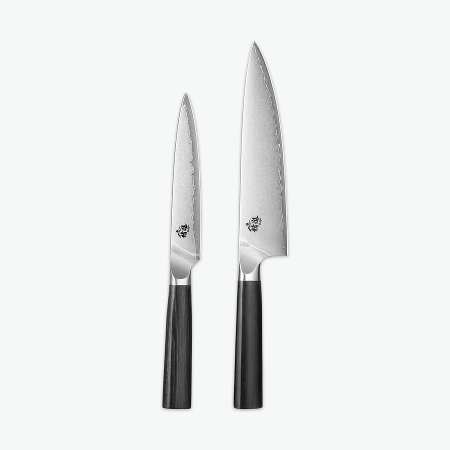 Shōjin Aira knivset – Duo: universalkniv och kockkniv mot ljus bakgrund