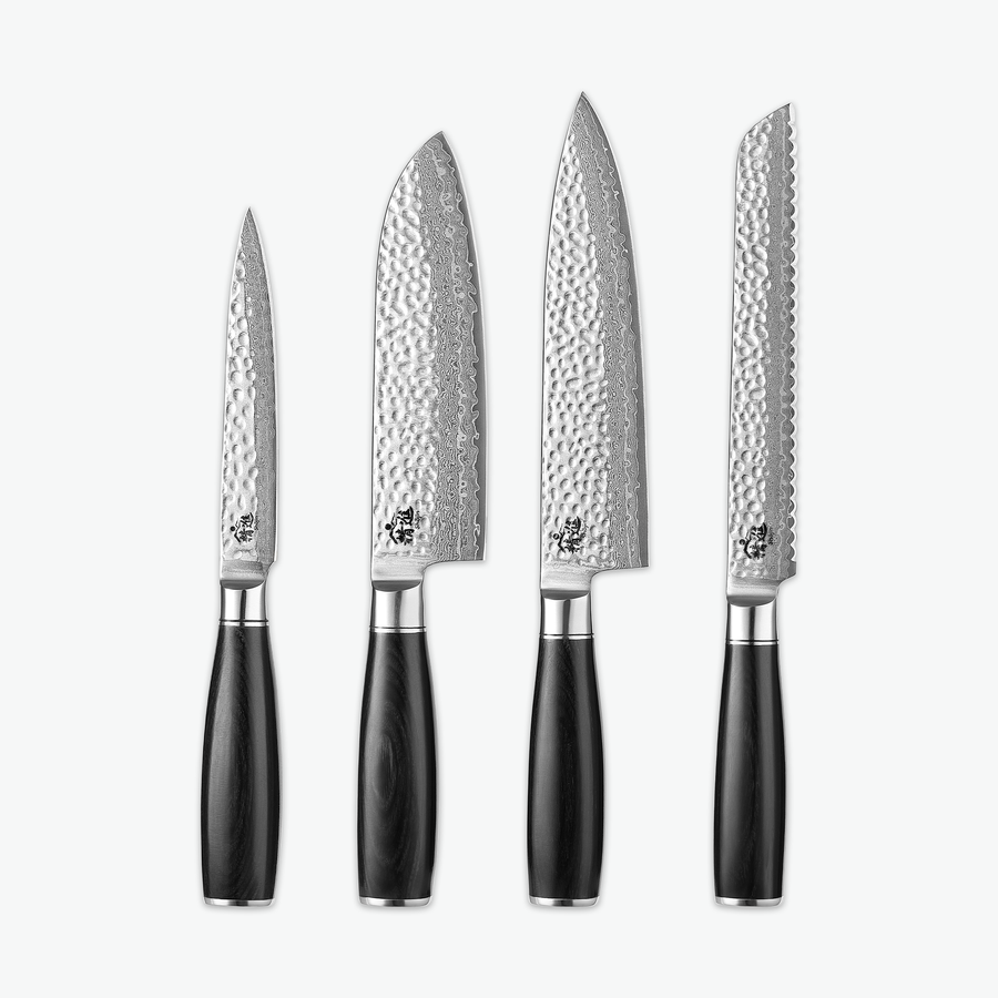 Shōjin Taru knivset – Signature: universalkniv, santokukniv, kockkniv och brödkniv mot ljus bakgrund