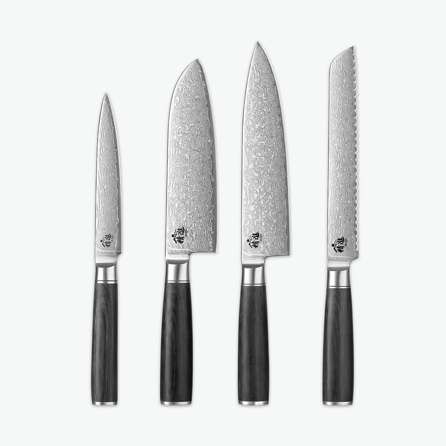 Shōjin Suna knivset – Signature: universalkniv, santokukniv, kockkniv och brödkniv mot ljus bakgrund