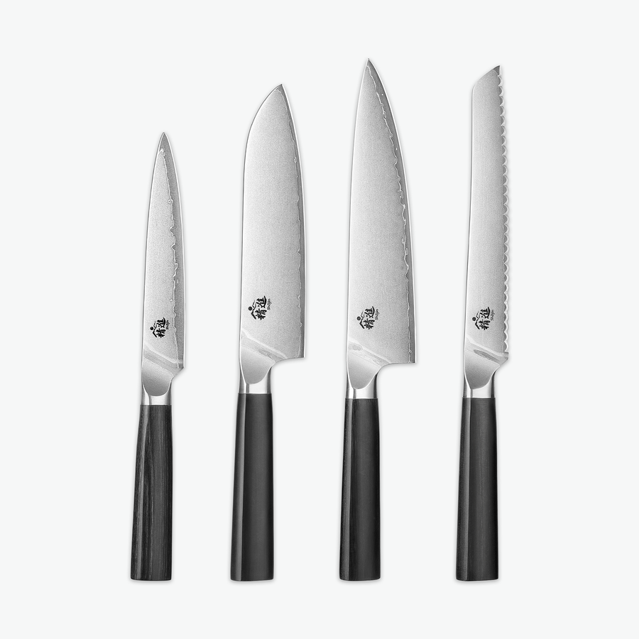 Shōjin Aira knivset – Signature: universalkniv, santokukniv, kockkniv och brödkniv mot ljus bakgrund