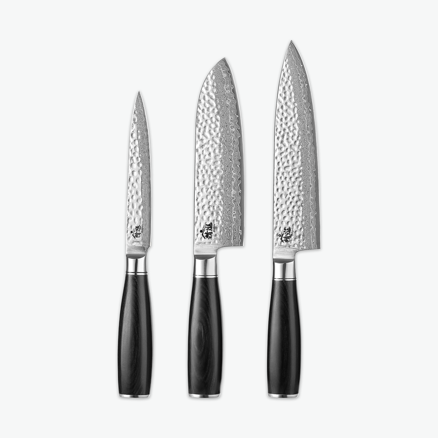 Shōjin Taru knivset – Trio: universalkniv, santokukniv och kockkniv mot ljus bakgrund
