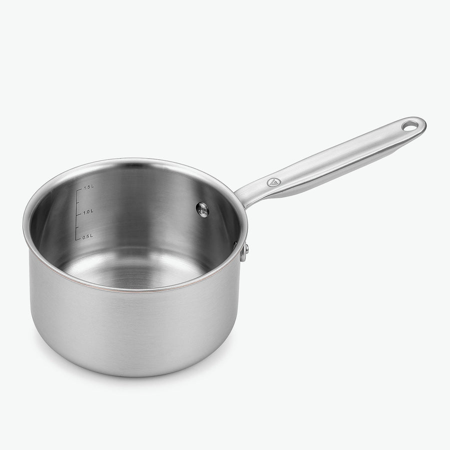 Kastrull i 5-Ply rostfritt stål med kopparkärna, Ø16 cm, 2 l, sedd snett framifrån