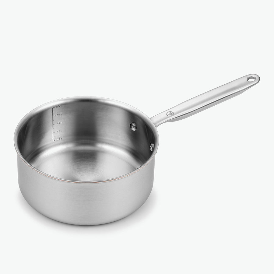 Kastrull i 5-Ply rostfritt stål med kopparkärna, Ø20 cm, 3 l, sedd snett framifrån