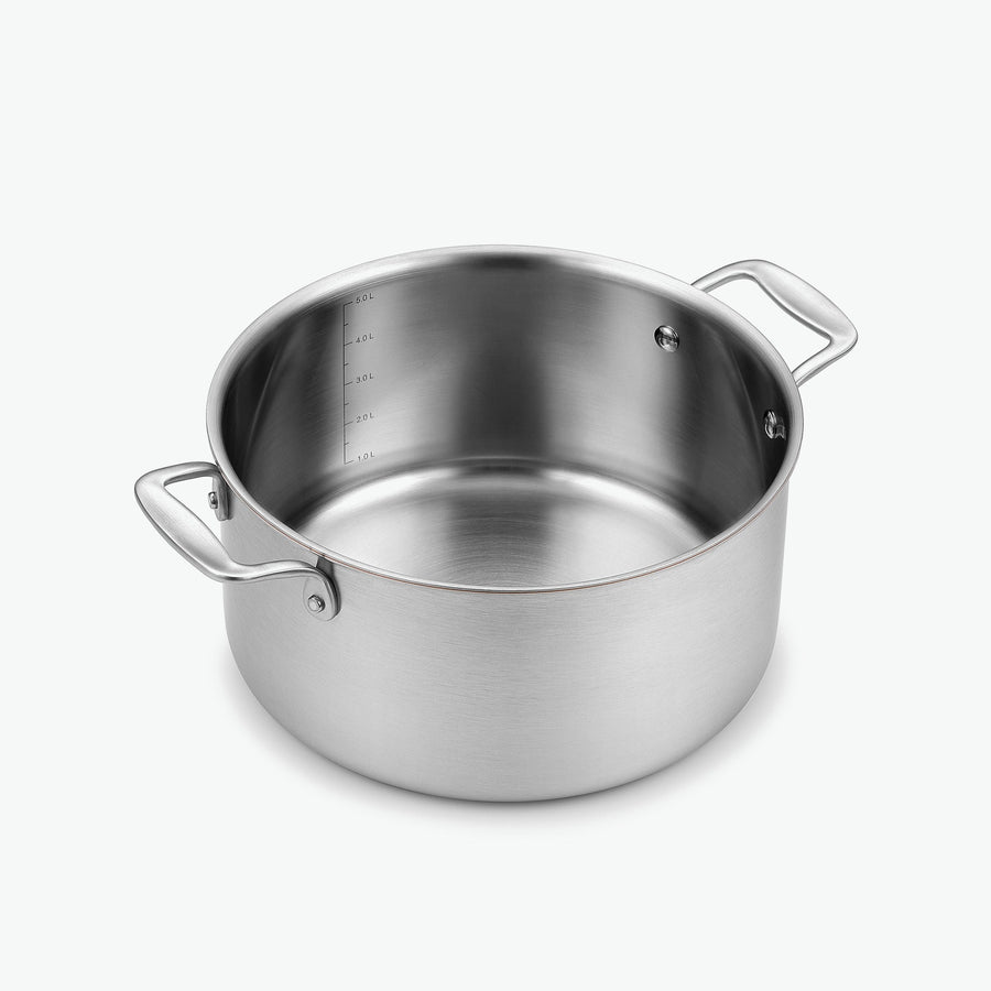 Gryta i 5-Ply rostfritt stål med kopparkärna, Ø24 cm, 5,6 l, sedd snett framifrån