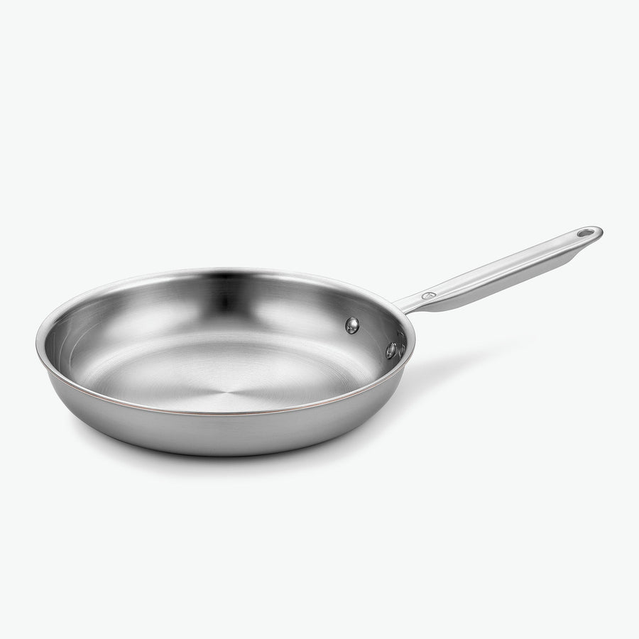 Stekpanna i 5-Ply rostfritt stål med kopparkärna, Ø26 cm, sedd snett framifrån