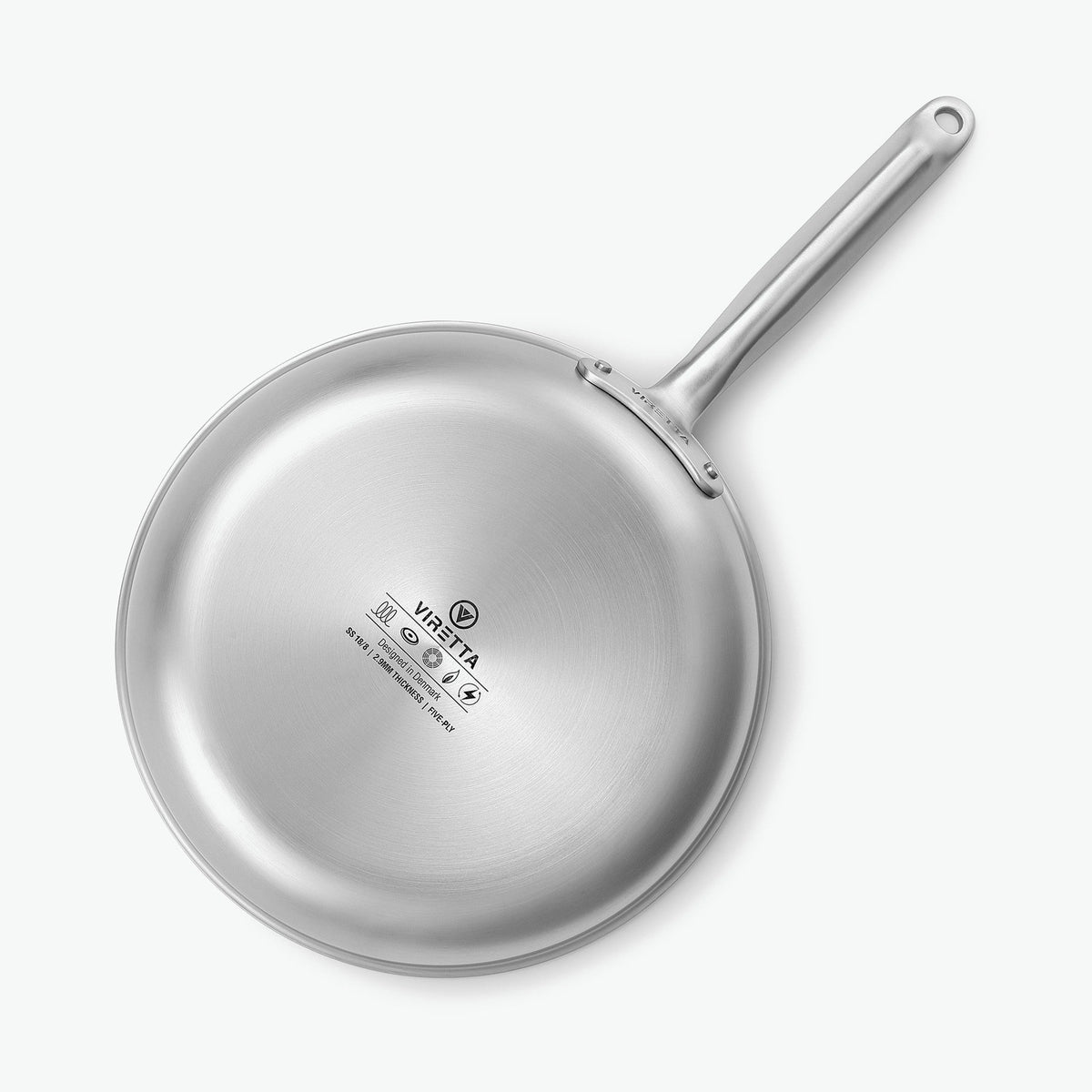 Botten på stekpanna i 5-Ply rostfritt stål med kopparkärna, Ø26 cm, sedd underifrån