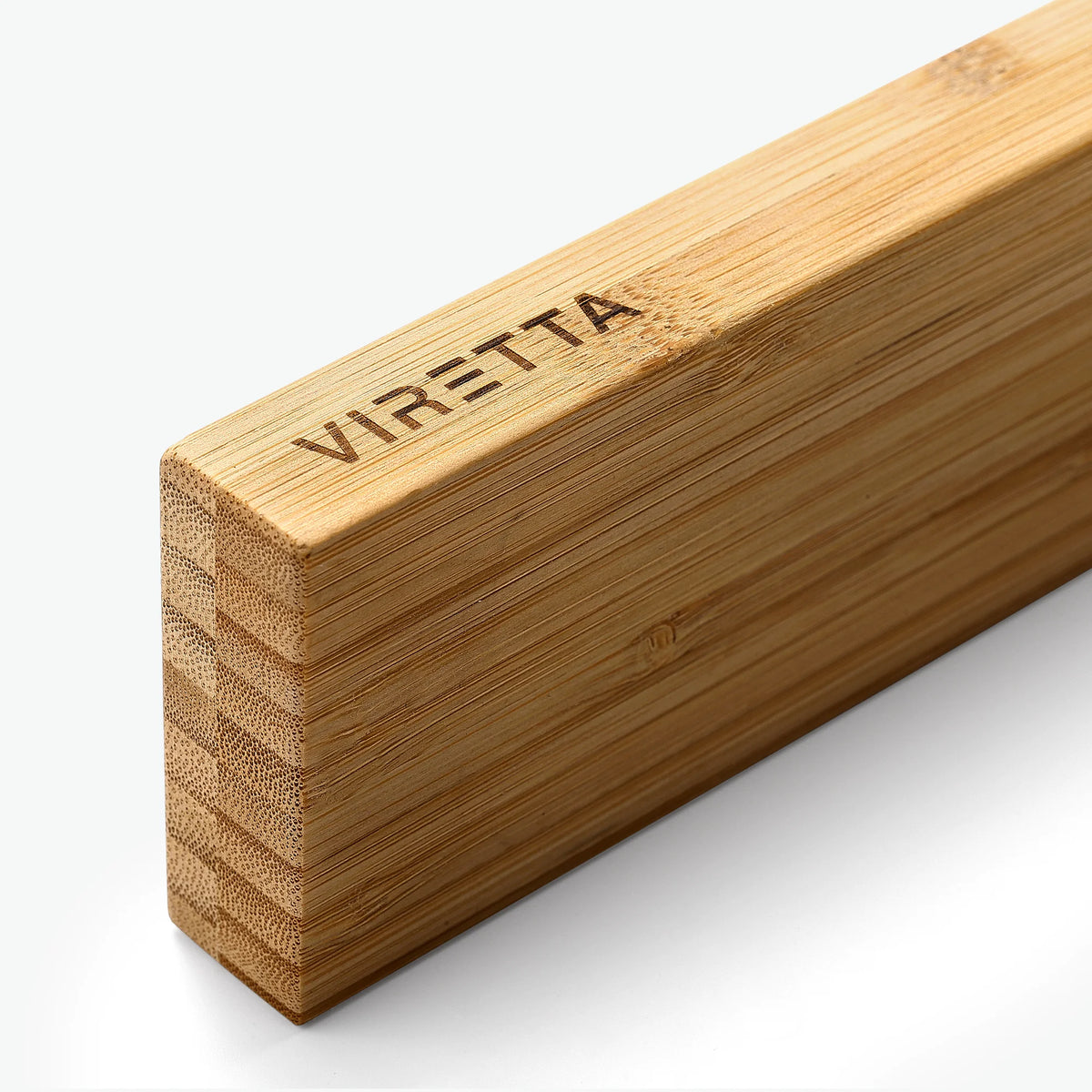 Änden av knivmagneten i bambu med Virettas logotyp, i närbild