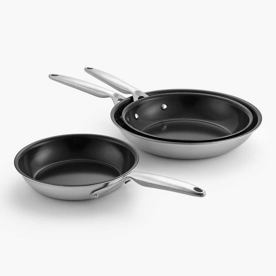 Pannset i 3-Ply keramisk – Trio: stekpannor Ø20, Ø24 och Ø28 cm, sett snett framifrån