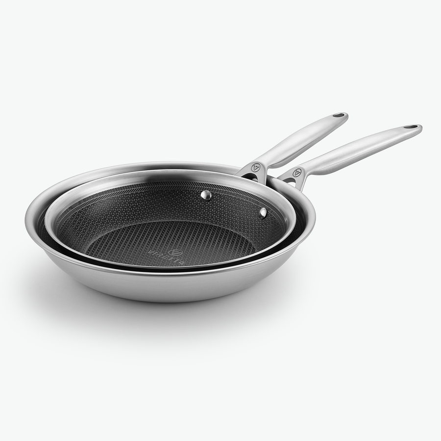 Pannset i 3-Ply Hybrid – Duo: stekpannor Ø24 och Ø28 cm, sett snett framifrån