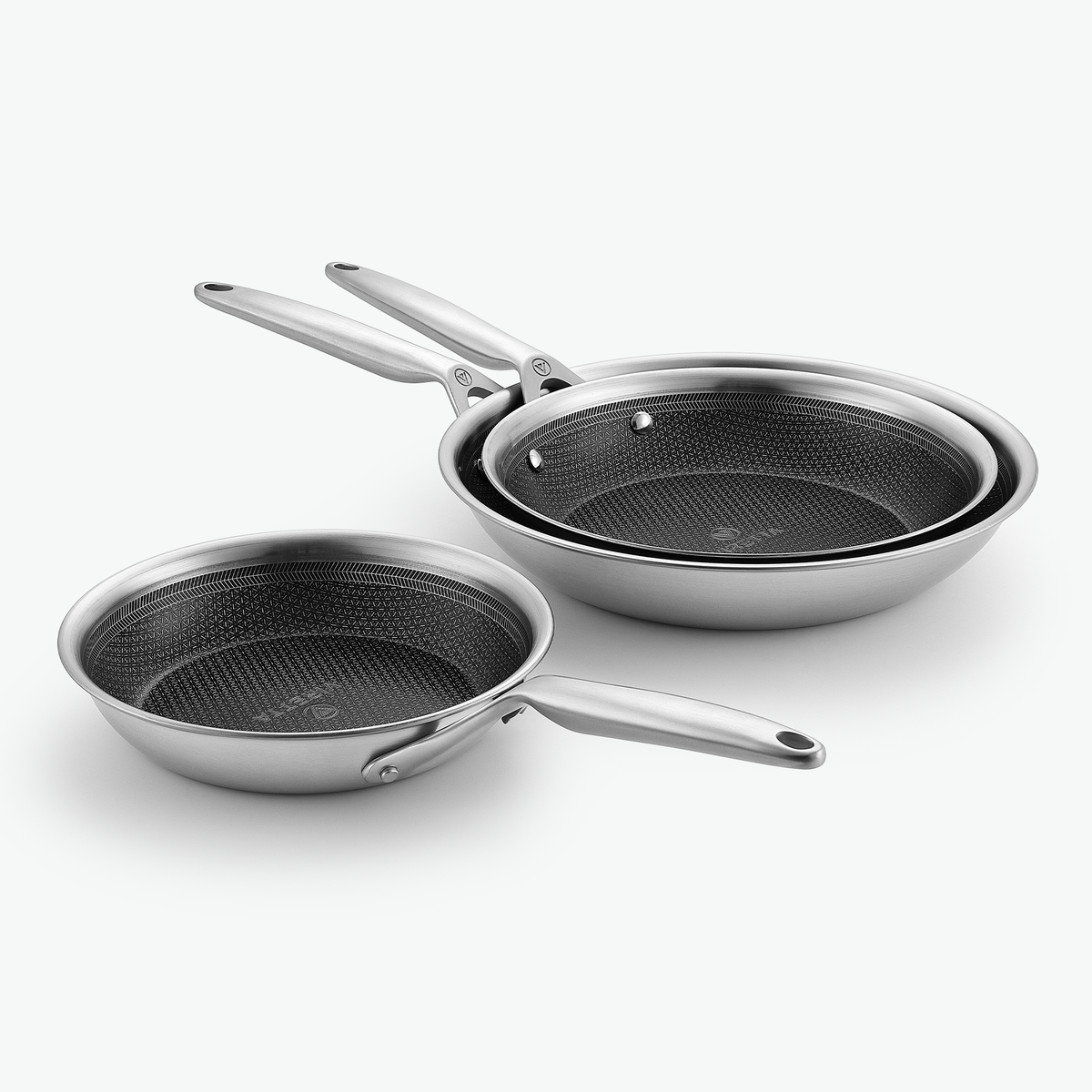 Pannset i 3-Ply Hybrid – Trio: stekpannor Ø20, Ø24 och Ø28 cm, sett snett framifrån
