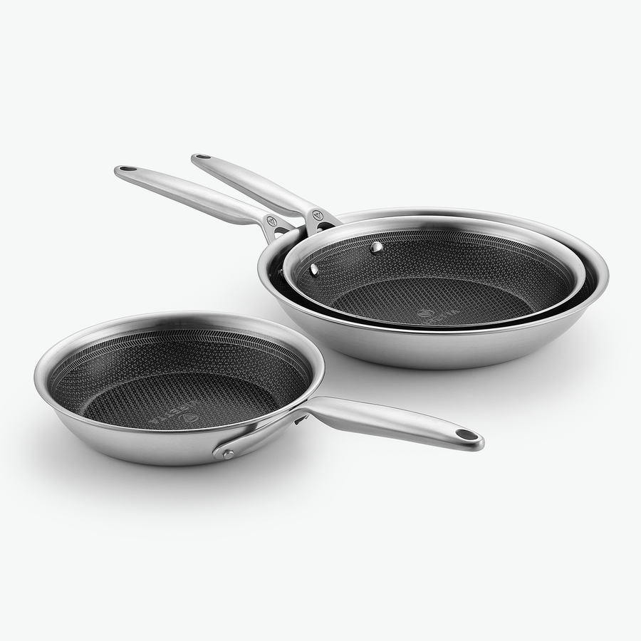 Pannset i 3-Ply Hybrid – Trio: stekpannor Ø20, Ø24 och Ø28 cm, sett snett framifrån