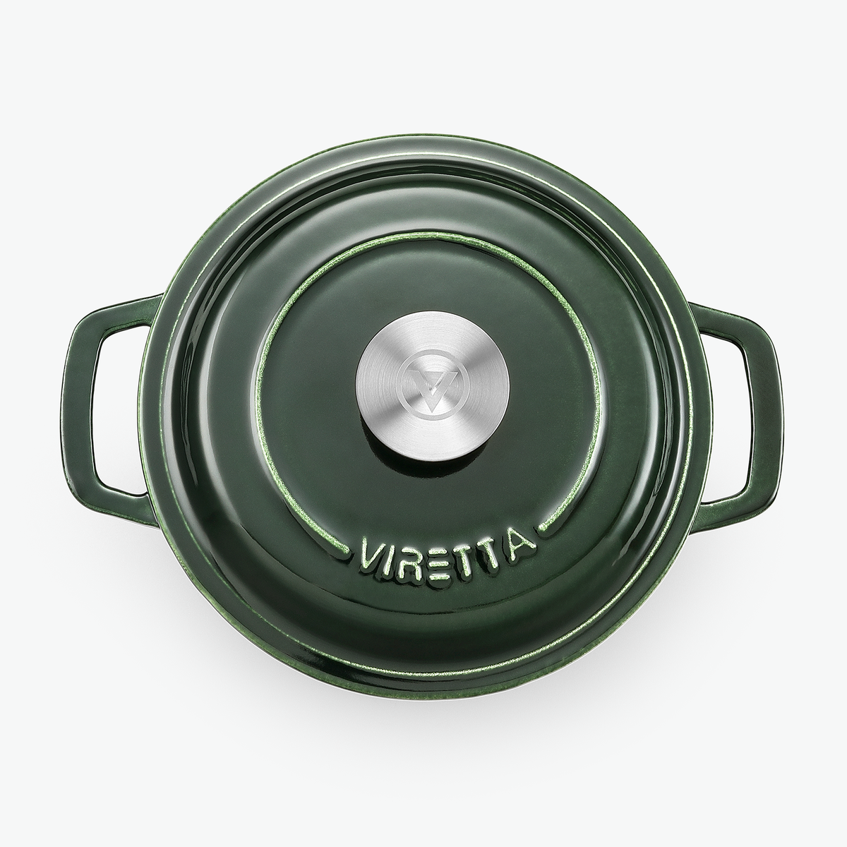 Locket på gjutjärnsgrytan i mossgrönt med knopp i rostfritt stål och präglad logotyp, sett ovanifrån