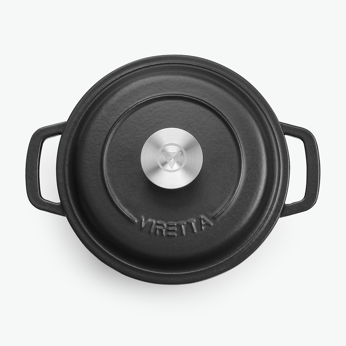 Locket på gjutjärnsgrytan i skiffersvart med knopp i rostfritt stål och präglad logotyp, sett ovanifrån