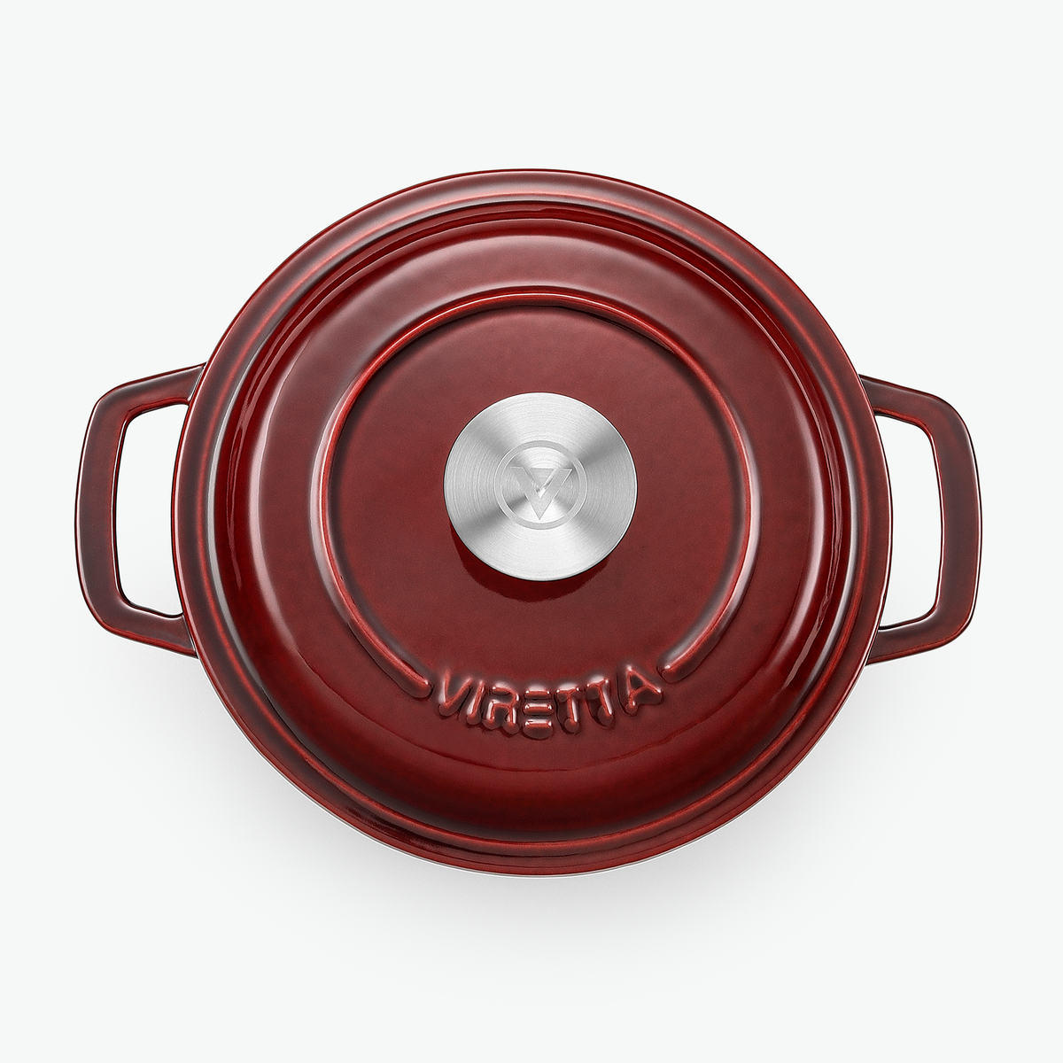 Locket på gjutjärnsgrytan i vinbärsrött med knopp i rostfritt stål och präglad logotyp, sett ovanifrån