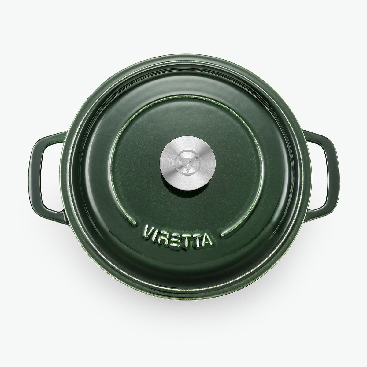 Locket på gjutjärnsgrytan i mossgrönt med knopp i rostfritt stål och präglad logotyp, sett ovanifrån