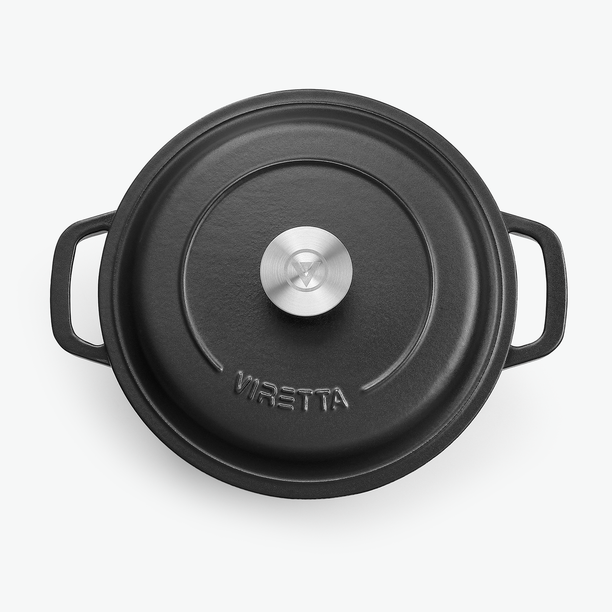 Locket på gjutjärnsgrytan i skiffersvart med knopp i rostfritt stål och präglad logotyp, sett ovanifrån