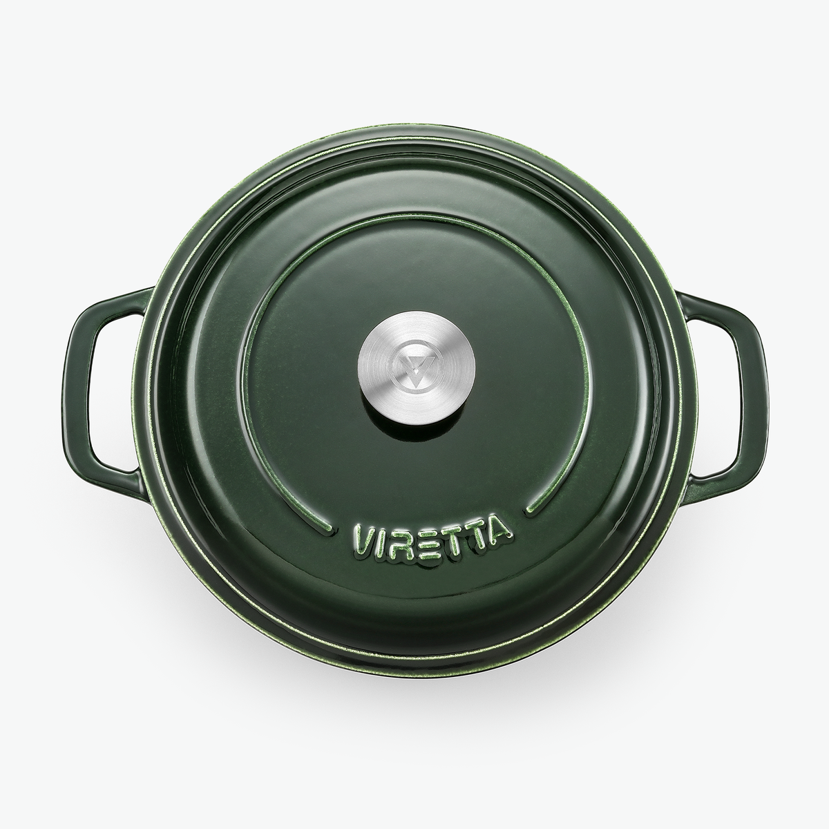 Locket på gjutjärnsgrytan i mossgrönt med knopp i rostfritt stål och präglad logotyp, sett ovanifrån