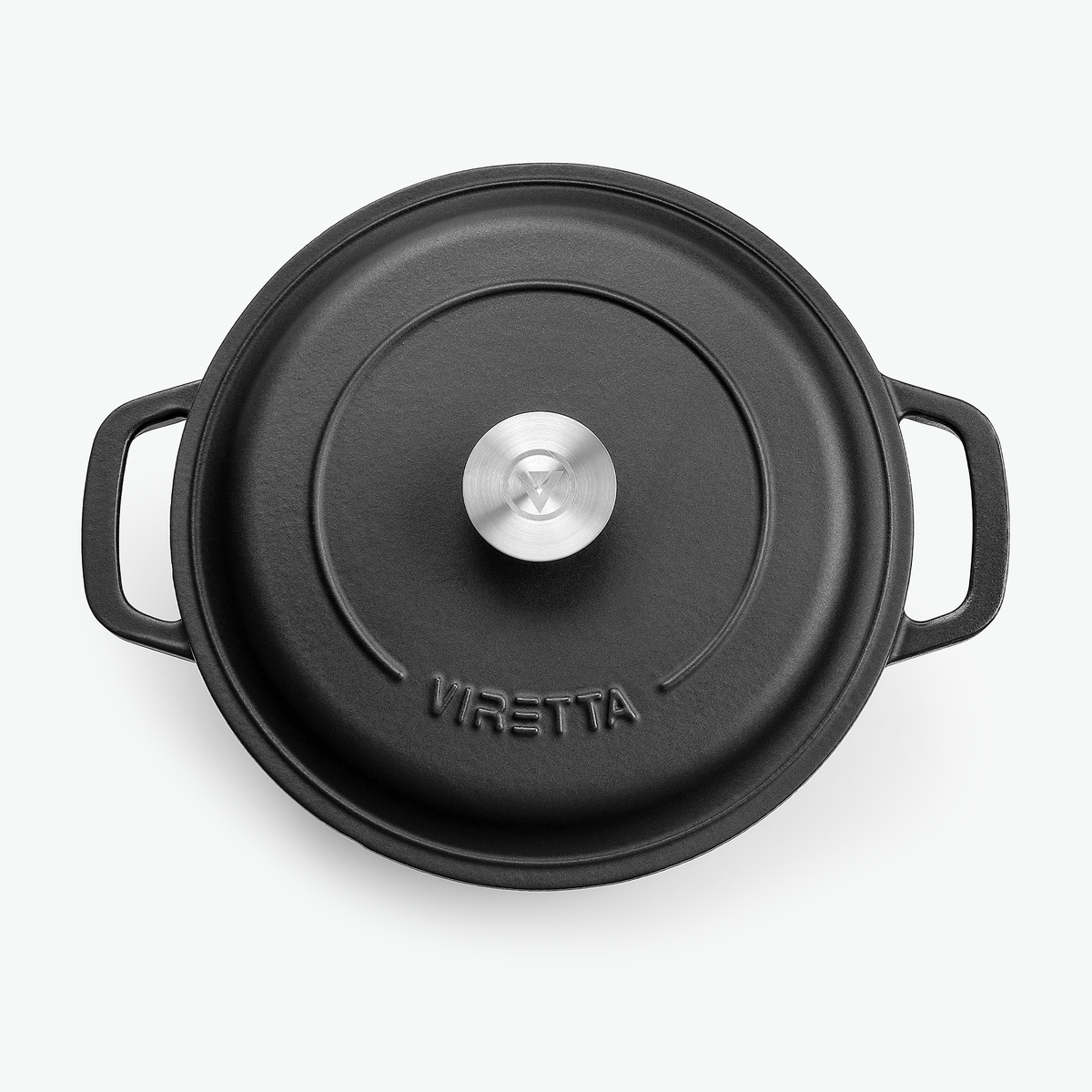 Locket på gjutjärnsgrytan i skiffersvart med knopp i rostfritt stål och präglad logotyp, sett ovanifrån