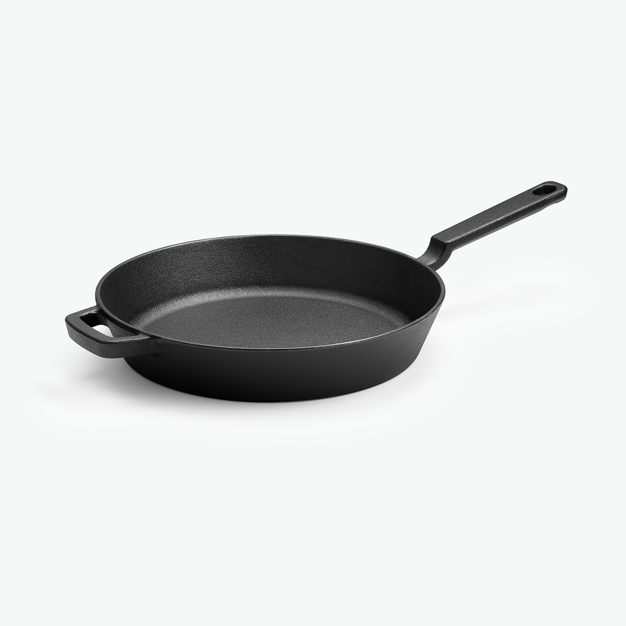Gjutjärnspanna Ø28 cm i obehandlat gjutjärn, sedd snett framifrån