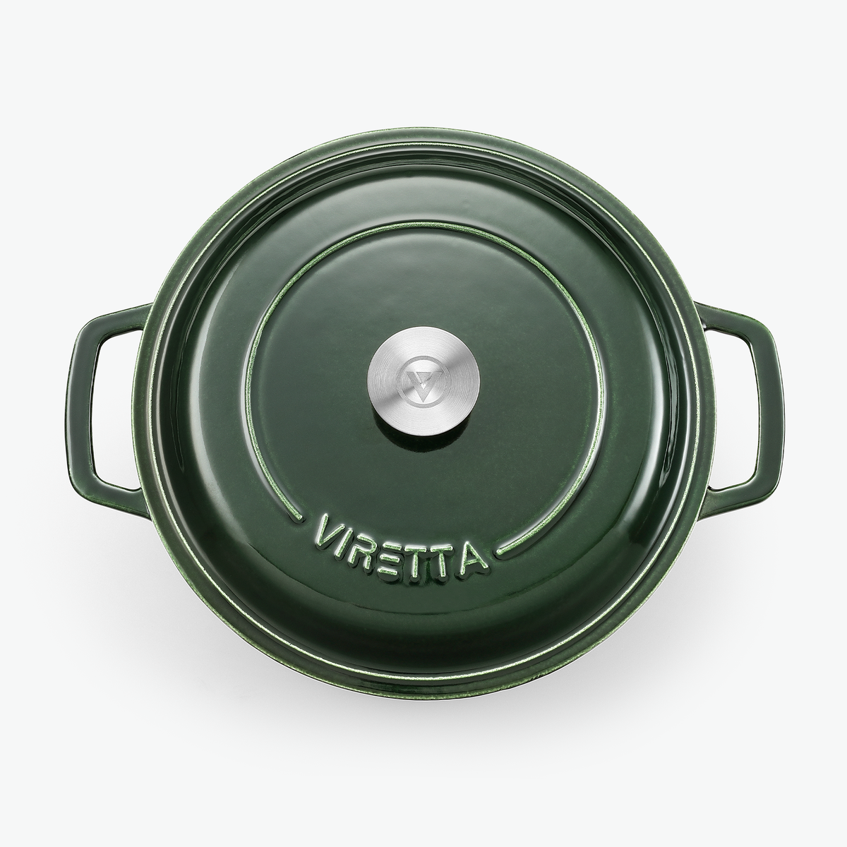 Locket på gjutjärnsgrytan i mossgrönt med knopp i rostfritt stål och präglad logotyp, sett ovanifrån