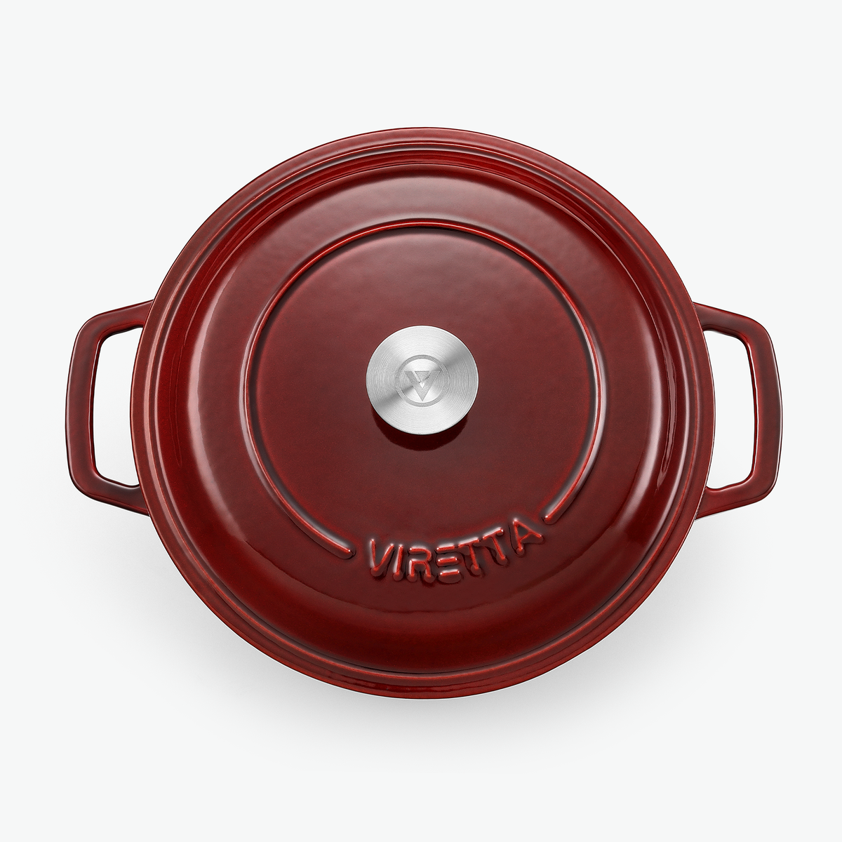 Locket på gjutjärnsgrytan i vinbärsrött med knopp i rostfritt stål och präglad logotyp, sett ovanifrån