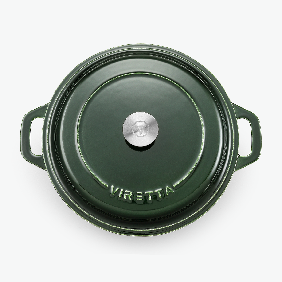 Locket på gjutjärnsgrytan i mossgrönt med knopp i rostfritt stål och präglad logotyp, sett ovanifrån