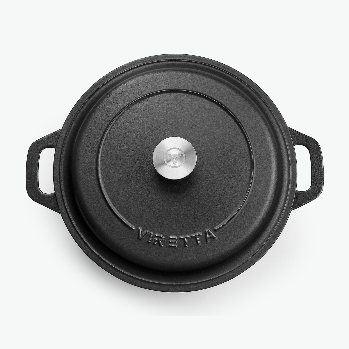 Locket på gjutjärnsgrytan i skiffersvart med knopp i rostfritt stål och präglad logotyp, sett ovanifrån