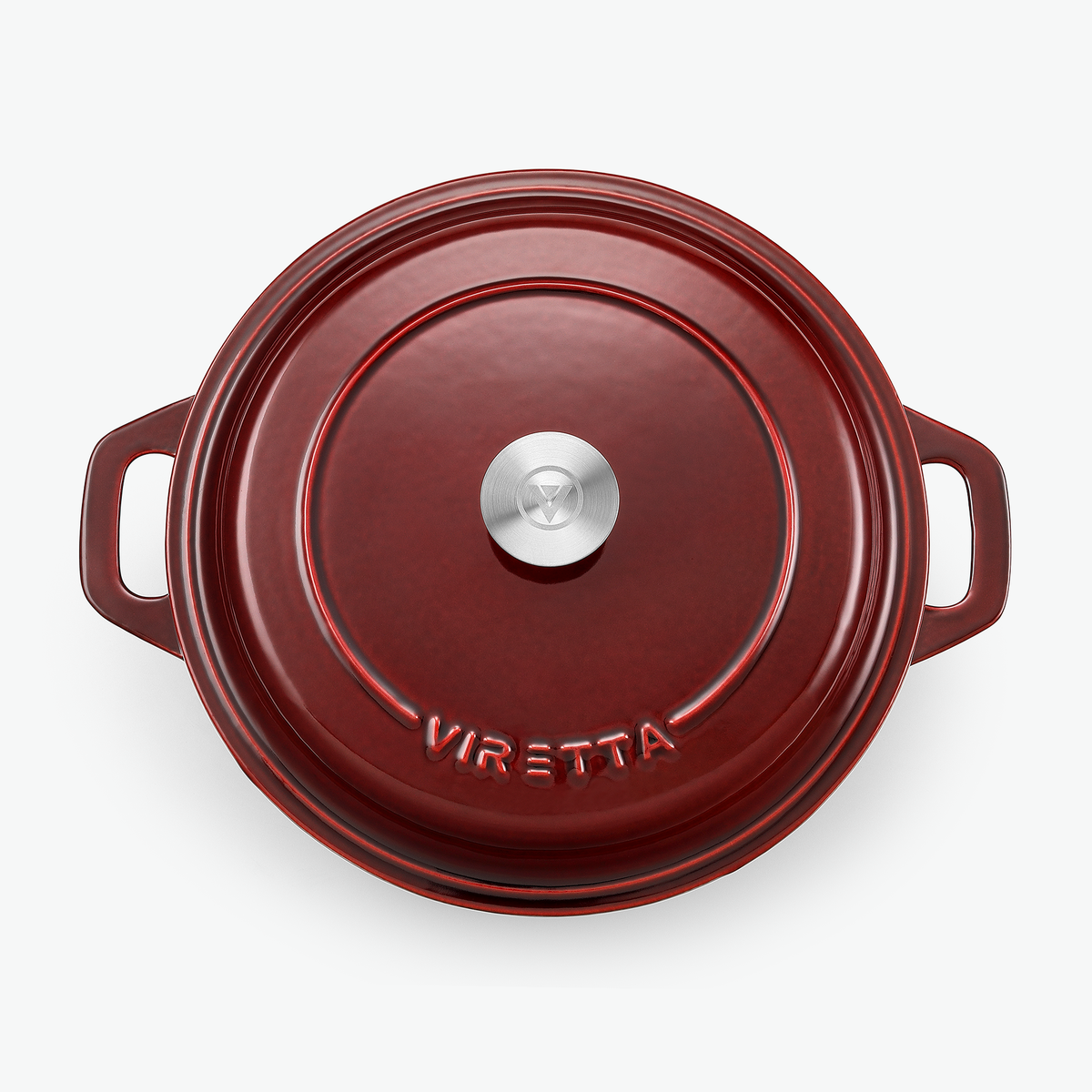 Locket på gjutjärnsgrytan i vinbärsrött med knopp i rostfritt stål och präglad logotyp, sett ovanifrån