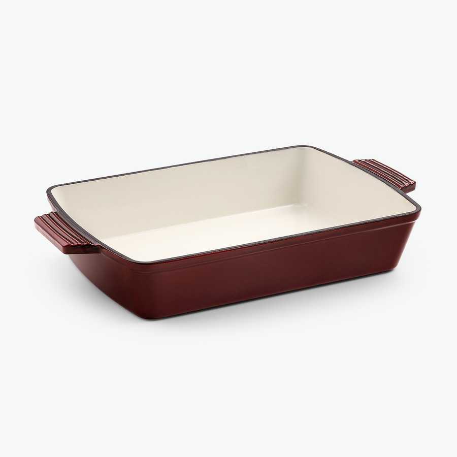 Emaljerad gjutjärnsform 39 × 23 cm i vinbärsrött, sedd snett framifrån