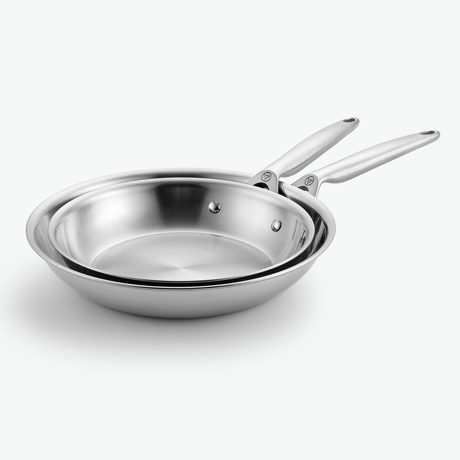 Pannset i 3-Ply rostfritt stål – Duo: stekpannor Ø24 och Ø28 cm, sett snett framifrån