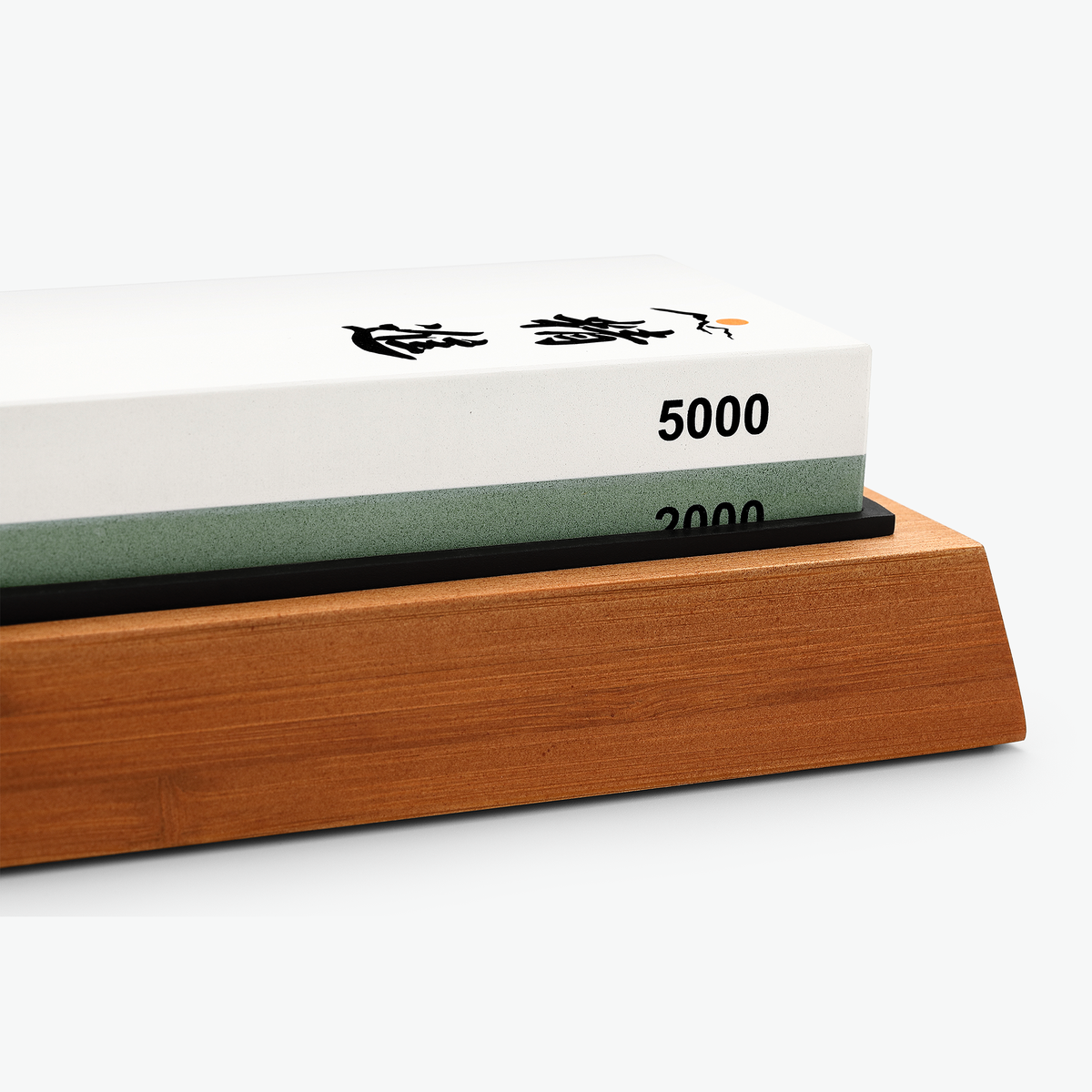 Shōjin slipsten 2000/5000 i bambuhållaren, i närbild