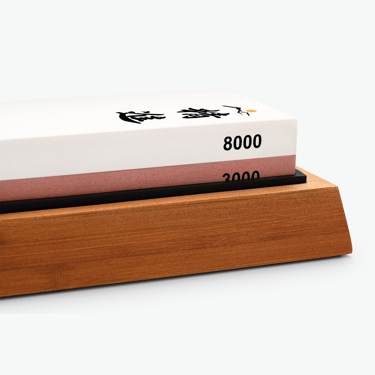 Shōjin slipsten 3000/8000 i bambuhållaren, i närbild