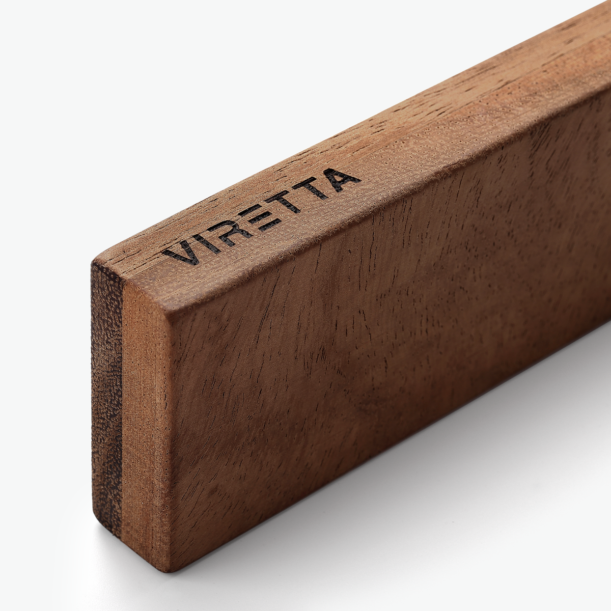 Änden av knivmagneten i valnöt med Virettas logotyp, i närbild