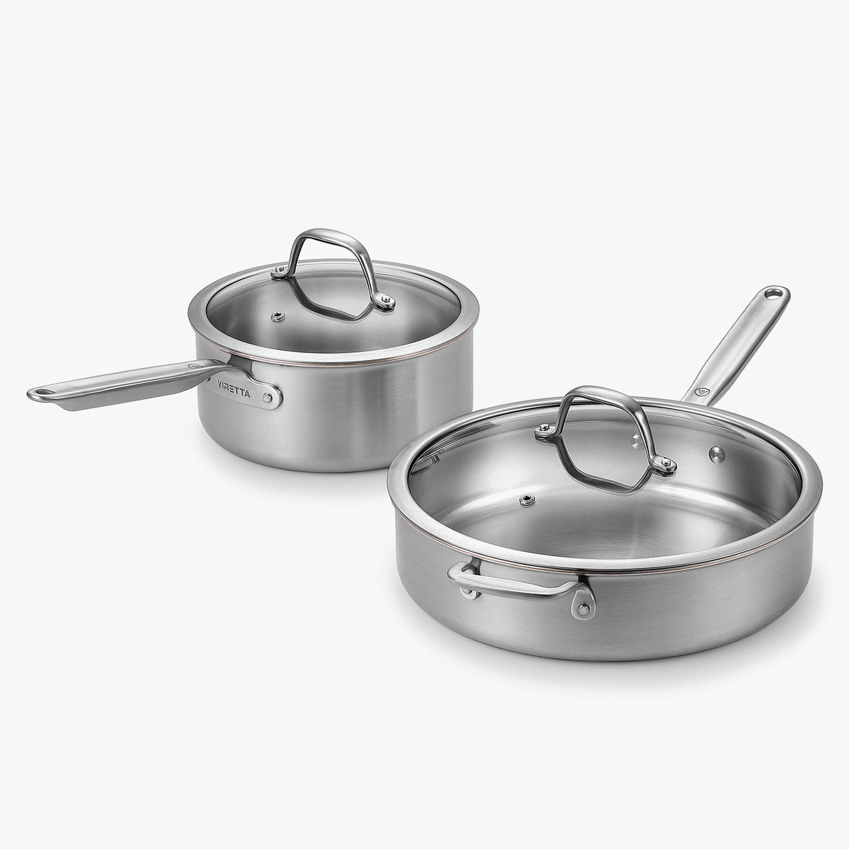Duo i 5-Ply rostfritt stål med kopparkärna: kastrull Ø20 cm och sautépanna Ø28 cm, med glaslock, sett snett framifrån