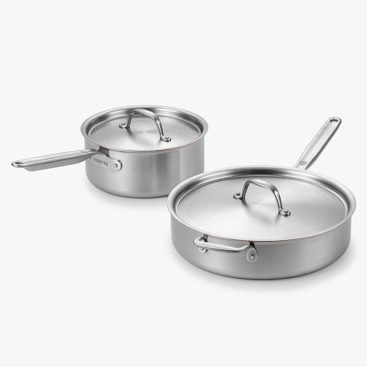Duo i 5-Ply rostfritt stål med kopparkärna: kastrull Ø20 cm och sautépanna Ø28 cm, med lock i rostfritt stål, sett snett framifrån