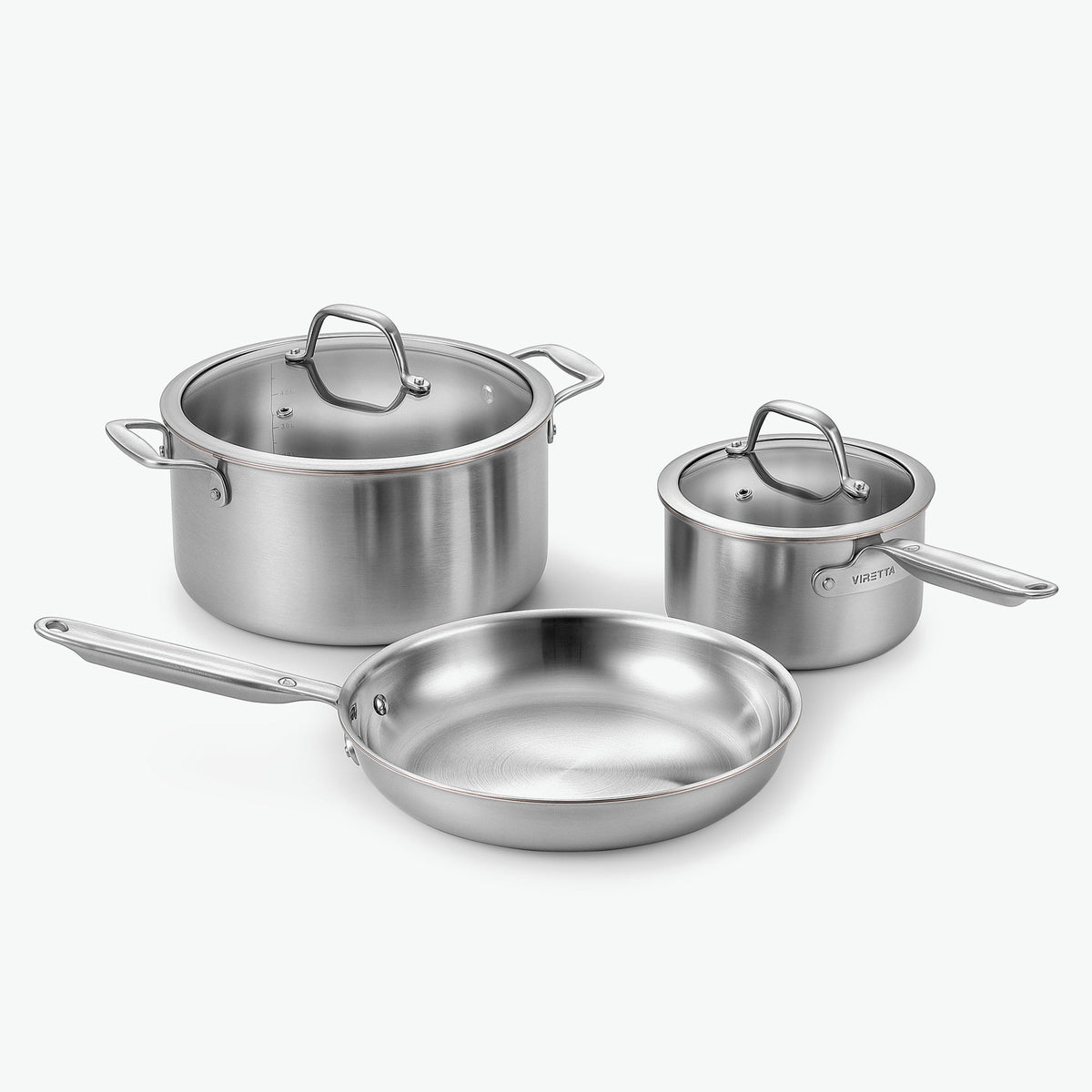 Startset i 5-Ply rostfritt stål med kopparkärna: kastrull Ø16 cm, gryta Ø24 cm och stekpanna Ø26 cm, med glaslock, sett snett framifrån