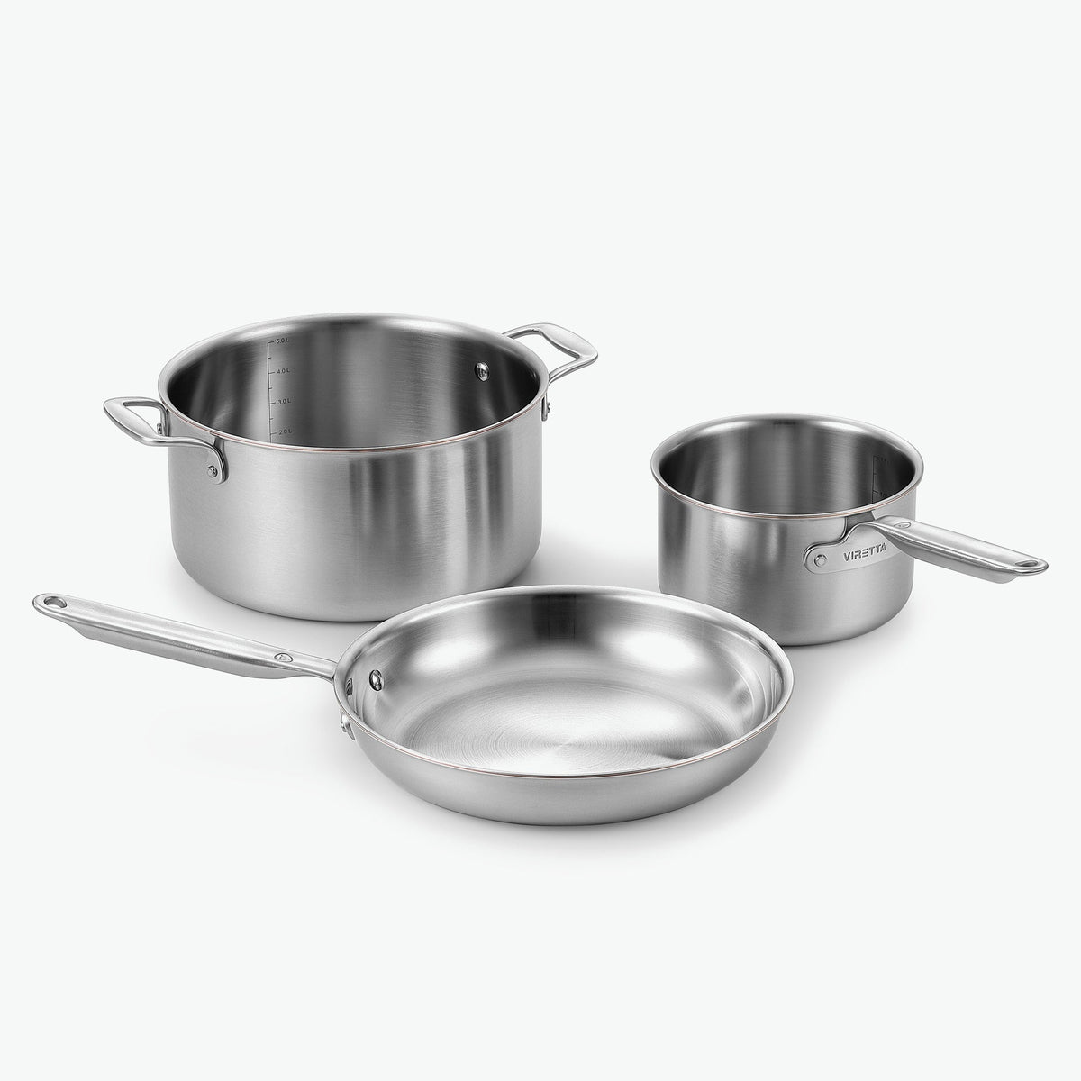 Startset i 5-Ply rostfritt stål med kopparkärna: kastrull Ø16 cm, gryta Ø24 cm och stekpanna Ø26 cm, utan lock, sett snett framifrån